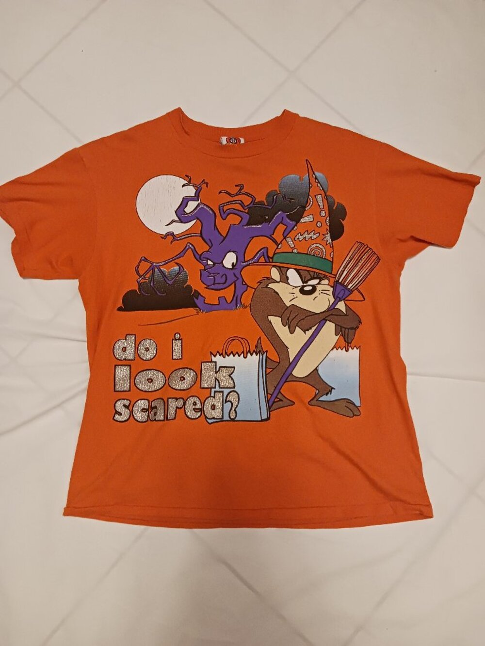 Looney Tunes T-Shirt Large Haloween - do i look scared ?
